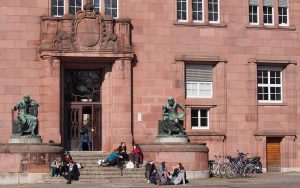 Studenten vor der Uni Freiburg